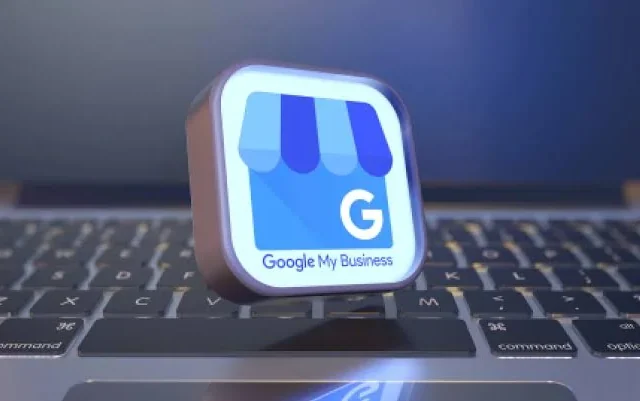 Icône Google My Business en relief posée sur le clavier d’un ordinateur portable