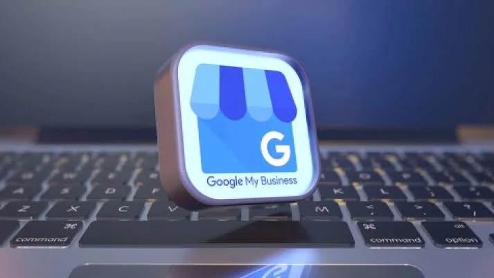 Icône Google My Business en relief posée sur le clavier d’un ordinateur portable