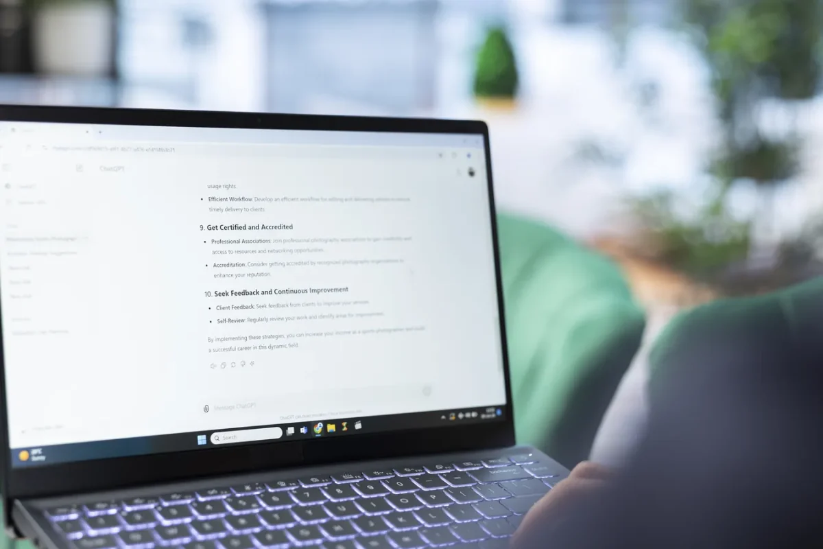 Personne qui travaille sur un ordinateur portable affichant une conversation avec un assistant d’IA