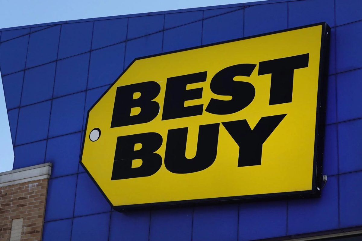Enseigne jaune Best Buy en forme d’étiquette sur la façade bleue d’un magasin du distributeur américain