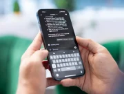 Mains tenant un smartphone affichant une conversation avec ChatGPT