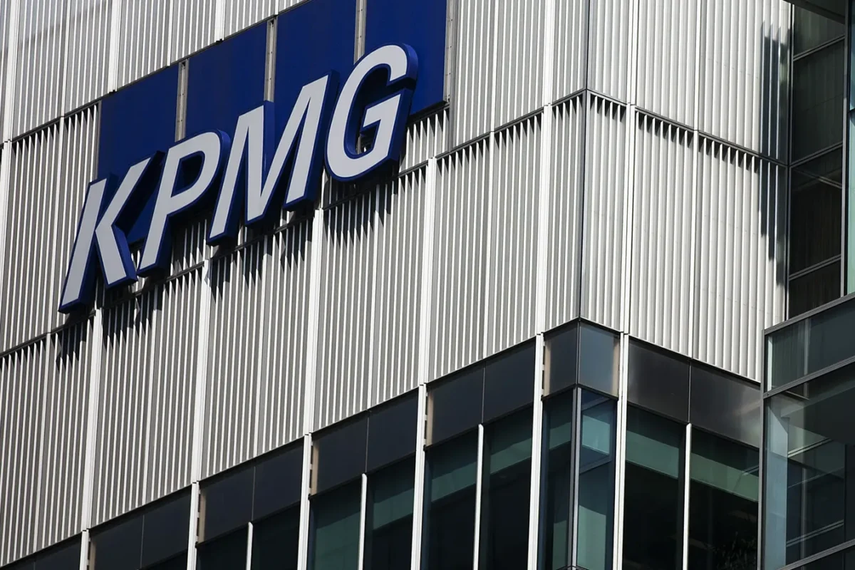 Façade d'un immeuble de bureaux portant l'enseigne KPMG