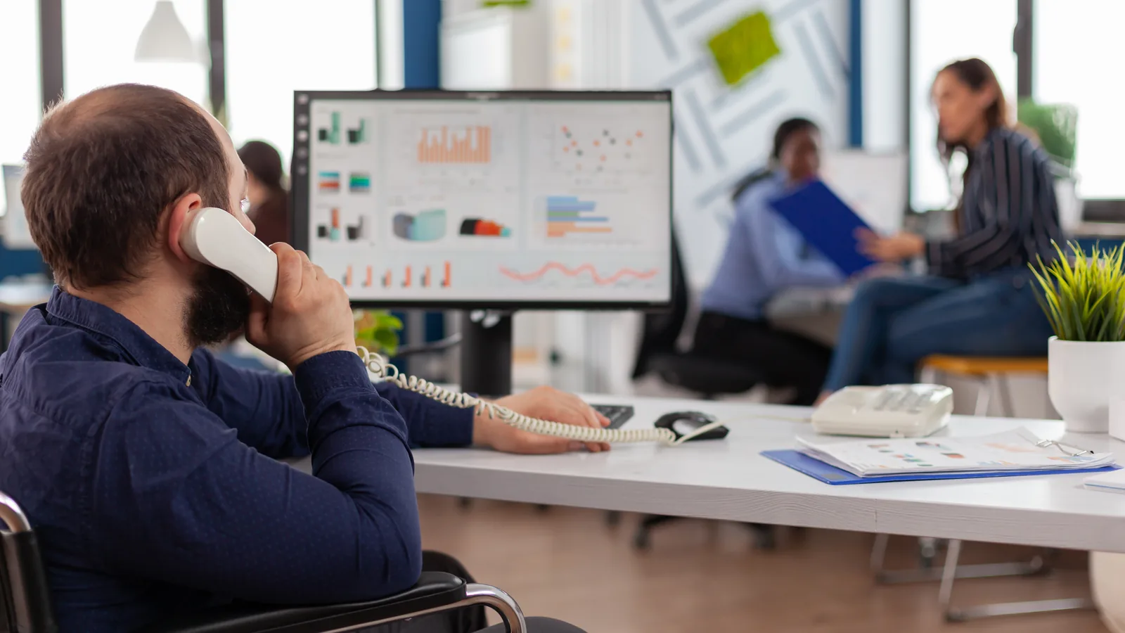 Écran de supervision affichant les indicateurs de performance d’un centre d’appels