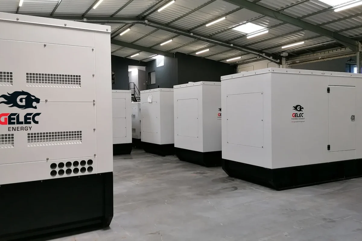 Groupes électrogènes alignés dans un entrepôt, illustration de l’achat de 18 groupes électrogènes par la JIRAMA à Madagascar