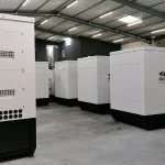 Groupes électrogènes alignés dans un entrepôt, illustration de l’achat de 18 groupes électrogènes par la JIRAMA à Madagascar