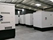 Groupes électrogènes alignés dans un entrepôt, illustration de l’achat de 18 groupes électrogènes par la JIRAMA à Madagascar