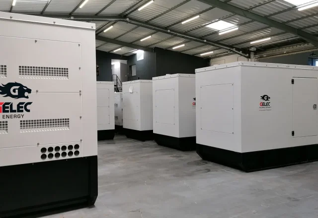 Groupes électrogènes alignés dans un entrepôt, illustration de l’achat de 18 groupes électrogènes par la JIRAMA à Madagascar