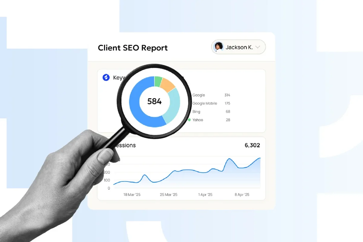 Main tenant une loupe au-dessus d’un rapport SEO client affichant un graphique en anneau et une courbe de sessions