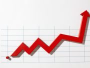 Flèche rouge en zigzag qui monte sur une grille de graphique