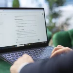 Personne consultant une réponse de ChatGPT sur un ordinateur portable
