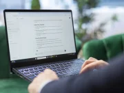 Personne consultant une réponse de ChatGPT sur un ordinateur portable