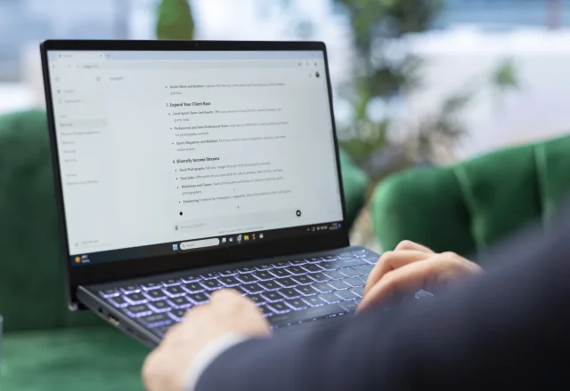 Personne consultant une réponse de ChatGPT sur un ordinateur portable